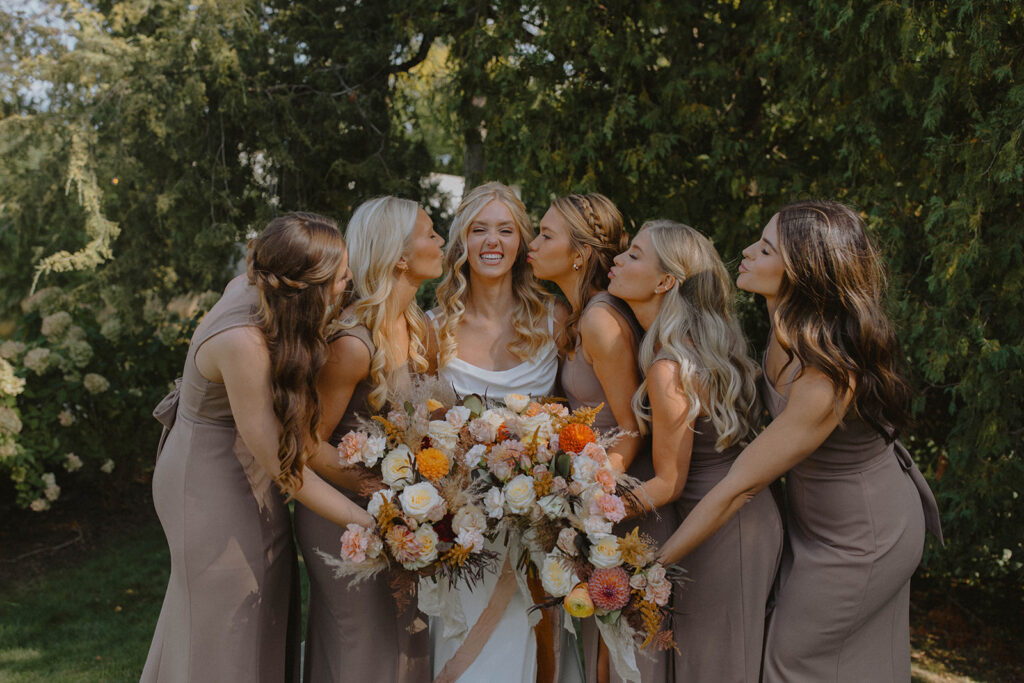 bridesmaids photos that showcase the wedding photography narrative